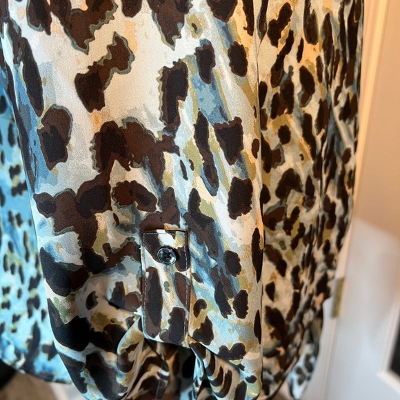 v-neck button and tie blouse and matching pants Chicos sz 1 EUC - Picture 5 of 11